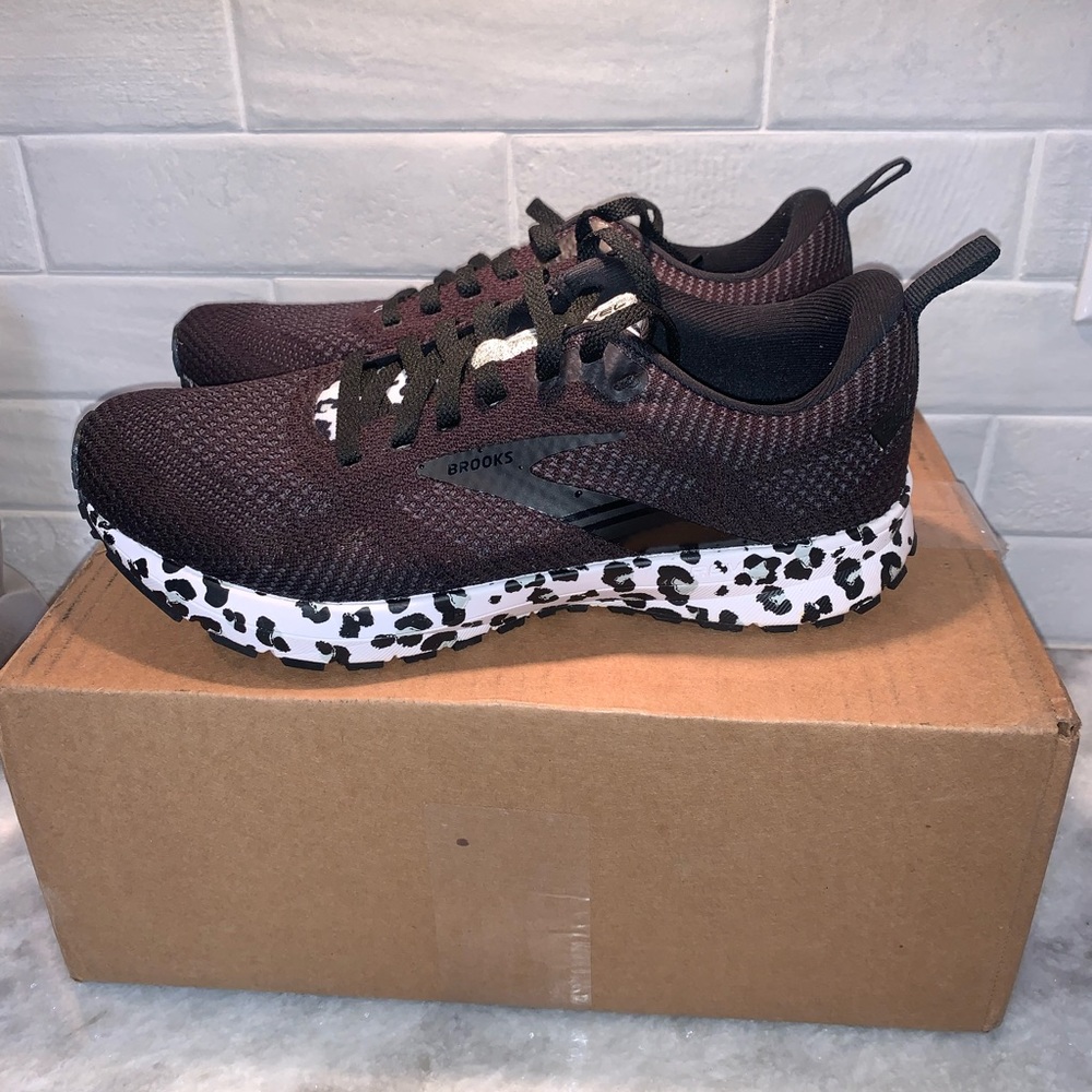 Snow Leopard Brooks Revel 5 Tennis Shoes